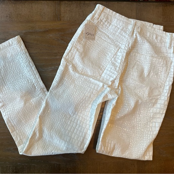 NWT WE THE FREE CROCODILE PRINT woman’s pants white size 27 - Picture 7 of 11